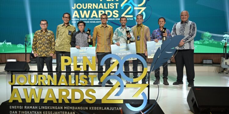 Usung Tema Energi Ramah Lingkungan, Dua Jurnalis Sulawesi Selatan Terima Penghargaan Direktur Utama dalam PLN Journalist Awards 2023