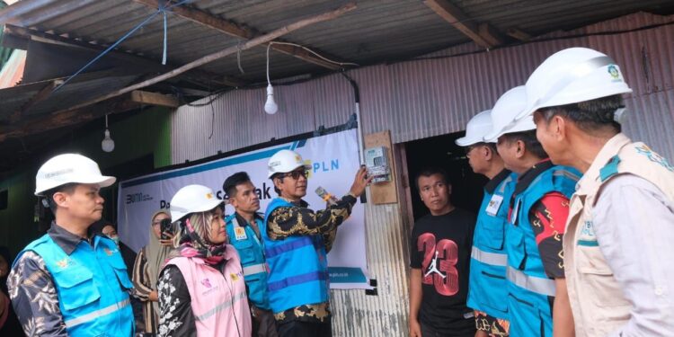 Mampu Terangi Pelosok dan Dinilai Terdepan dalam Transisi Energi, PLN Raih Dua Penghargaan dalam CNN Indonesia Awards 2024