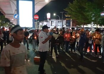 Ratusan Buruh dan Pemuda Menggelar Aksi Seribu Lilin di Simpang Tiga Boulevard – AP Pettarani