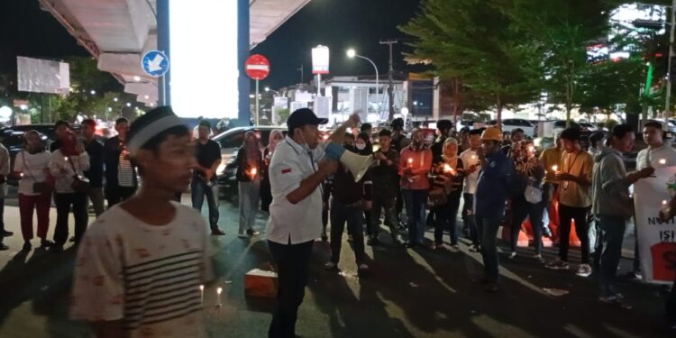 Ratusan Buruh dan Pemuda Menggelar Aksi Seribu Lilin di Simpang Tiga Boulevard – AP Pettarani