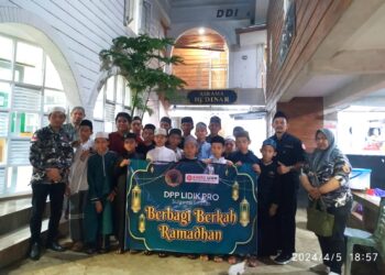 LIDIK PRO dan SUARALIDIK Berbagi Takjil Di Jalan dan Ponpes DDI ABRAD di Makassar