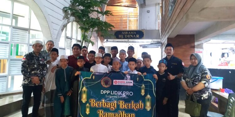 LIDIK PRO dan SUARALIDIK Berbagi Takjil Di Jalan dan Ponpes DDI ABRAD di Makassar