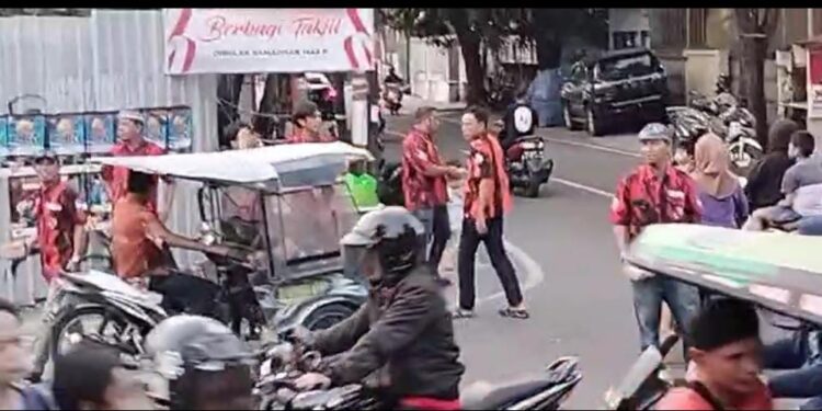 Akhir Ramadhan, Pemuda Pancasila Gelar Berbagi Takjil  Bagi Pengguna Jalan