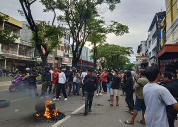 FS – PMI Kota Makassar Gelar Aksi Demontrasi di Depan Kantor PT Catur Putra Harmonis