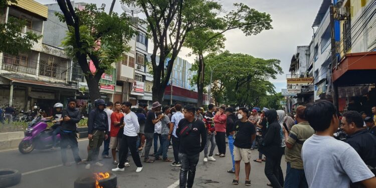 FS – PMI Kota Makassar Gelar Aksi Demontrasi di Depan Kantor PT Catur Putra Harmonis