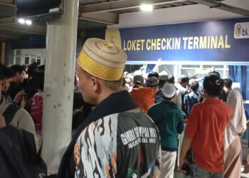 Antrian Loket Checking Terminal Pelabuhan Sukarno Hatta Saling Berdesakan