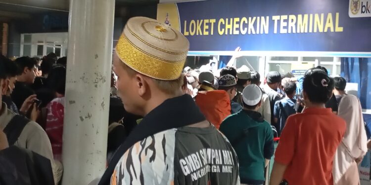 Antrian Loket Checking Terminal Pelabuhan Sukarno Hatta Saling Berdesakan