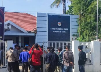 Koalisi AKSI Unjuk Rasa Menyoroti Keputusan KPU Gowa Terkait Perekrutan PPK Tahun 2024