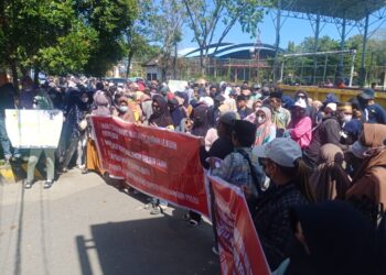 Ribuan Massa Aksi Meminta Penyidik Polres Pangkep Segera Jemput Kades Biring Ere!