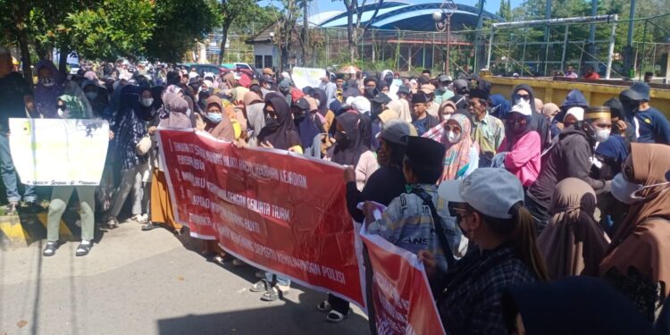 Ribuan Massa Aksi Meminta Penyidik Polres Pangkep Segera Jemput Kades Biring Ere!