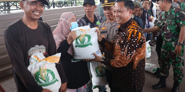 Dinas Ketahanan Pangan Kota Makassar Salurkan Bantuan Pangan Beras
