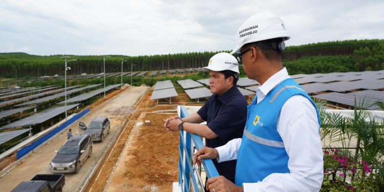 Tinjau PLTS PLN, Menteri BUMN Pastikan Peringatan HUT RI di IKN Gunakan Listrik Hijau