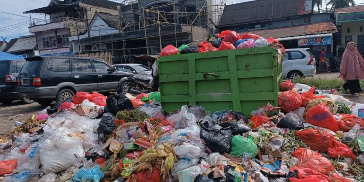 Tumpukan Sampah di Pasar Segeri Menimbulkan Bau Menyengat Diminta Pemerintah untuk Turun Tangan