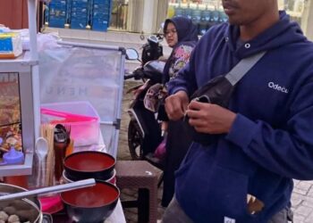 Satuan Sat Brimob Mengisi Kekosongan saat Lepas Piket dengan Jual Bakso