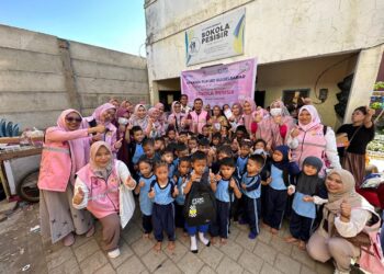 Jelang Hari Kemerdekaan Indonesia, Srikandi dan YBM PLN Berbagi Kebahagiaan kepada Anak-Anak Sokola Pesisir