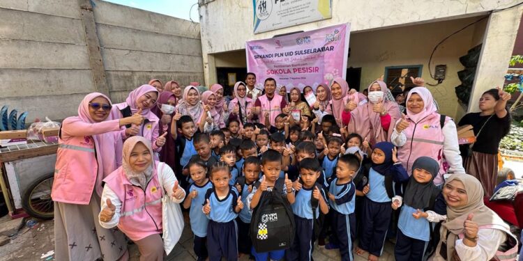 Jelang Hari Kemerdekaan Indonesia, Srikandi dan YBM PLN Berbagi Kebahagiaan kepada Anak-Anak Sokola Pesisir