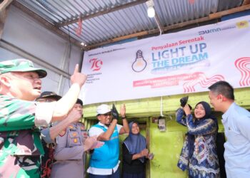 Sambut Hari Kemerdekaan, PLN Sambung Listrik Gratis untuk 326 Keluarga Prasejahtera Dari Donasi Pegawai di Sulselrabar