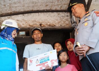 Rayakan HUT RI Ke-79, Donasi Pegawai PLN Nyalakan 7.357 Listrik Gratis bagi Keluarga Kurang Mampu