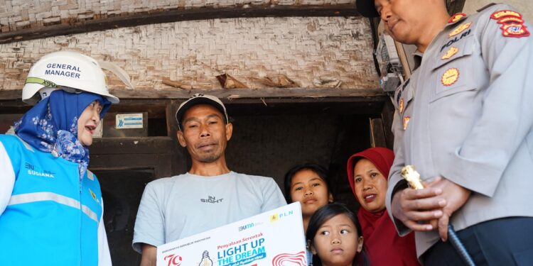 Rayakan HUT RI Ke-79, Donasi Pegawai PLN Nyalakan 7.357 Listrik Gratis bagi Keluarga Kurang Mampu