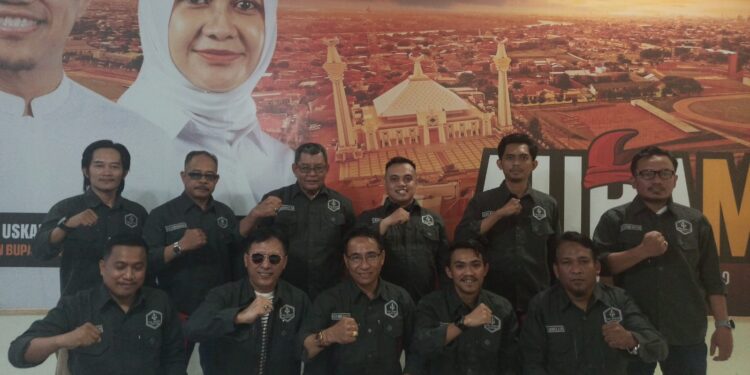 Tim Hukum AURAMA siapkan Berkas Laporan Bupati dan Wakil Bupati Gowa Termasuk Sejumlah ASN Pemda Gowa Ke BAWASLU Gowa dan Polda Sulsel.