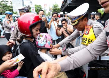 Hari Pertama Operasi Zebra Pallawa 2024, Kapolrestabes Makassar Bersama Dirlantas Polda Sulsel Bagi Helem Gratis