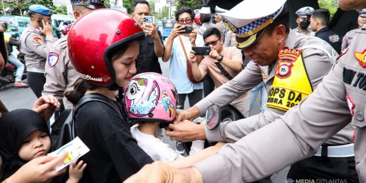 Hari Pertama Operasi Zebra Pallawa 2024, Kapolrestabes Makassar Bersama Dirlantas Polda Sulsel Bagi Helem Gratis
