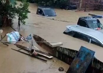 Hujan Deras Sebabkan Banjir Parah di Kabupaten Barru, Kendaraan Terendam