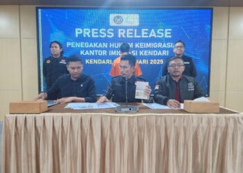 Tegas, Imigrasi Kendari Deportasi 1 WNA Asal China yang Bermasalah