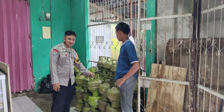 Bhabinkamtibmas Polsek Bajeng Pastikan Ketersediaan Gas dan Berikan Himbauan Kamtibmas