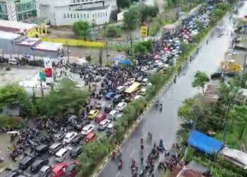 Jalan Perintis Kemerdekaan Macet Total, Pengendara Terjebak Berjam-jam