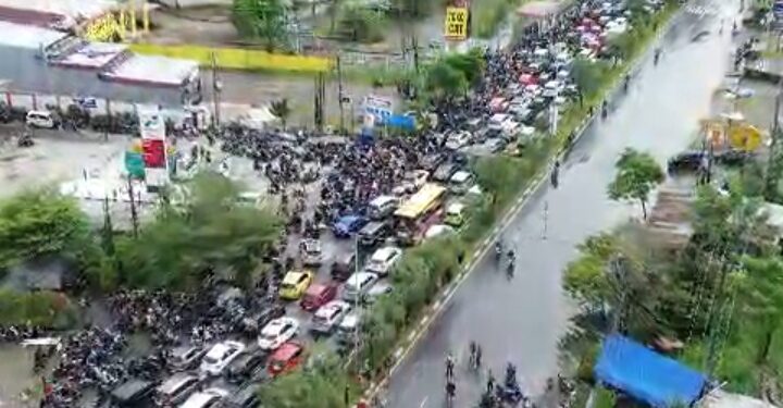 Jalan Perintis Kemerdekaan Macet Total, Pengendara Terjebak Berjam-jam