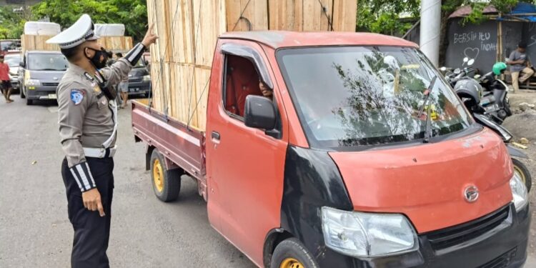 Mulai 1 Juni 2025, Polisi Tempel Stiker Peringatan Keras untuk Kendaraan ODOL