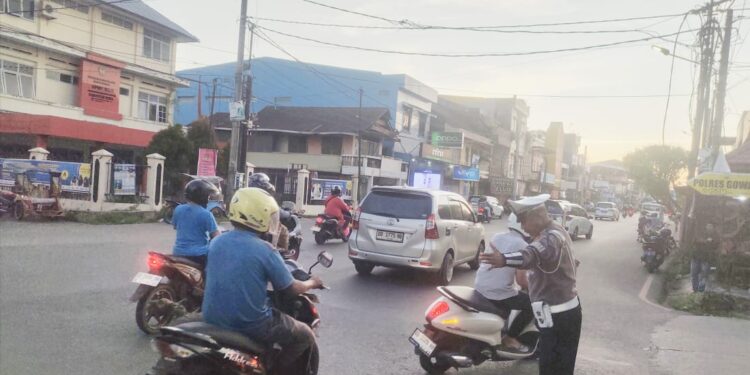 Unit Turjawali Sat Lantas Polres Gowa melakukan Pengamanan Lalu Lintas di Depan Balla Lompoa, Pengendara Merasa Aman dan Lancar