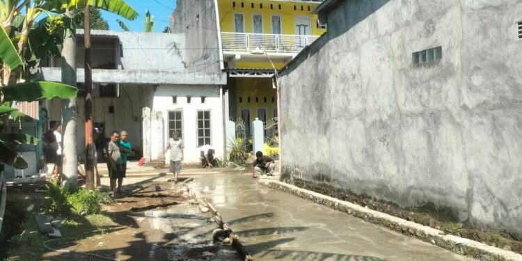 Semangat Gotong Royong, Warga BTN Anugrah Rezki Tuntaskan Cor Jalan Bulan Ketiga
