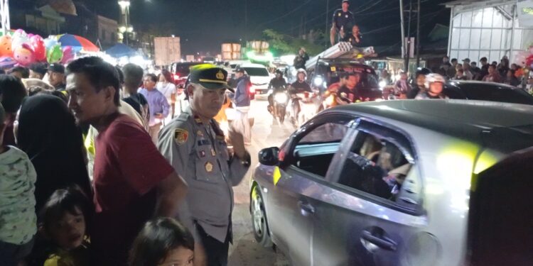 Kapolsek Bajeng Turun Langsung Urai Kemacetan di Jl. Poros Panciro, Kabid Lalin Dishub Gowa Turut Bantu Pengamanan