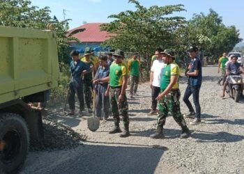 Jumat Berkah: Kolaborasi Pemerintah, PT. Sakatama, Kostrad, dan HPPMI Maros Perbaiki Jalan Berlubang di Tanralili