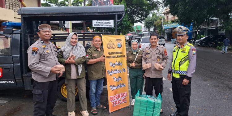 Ramadan Penuh Berkah, Lembaga Latoa Makassar dan Polsek Bontoala Bagikan 300 Takjil di Jalan Sunu