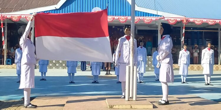 Semarak HUT ke-81 RI, SMPN 14 Makassar Beri 81 Piagam untuk Petugas Paskibra